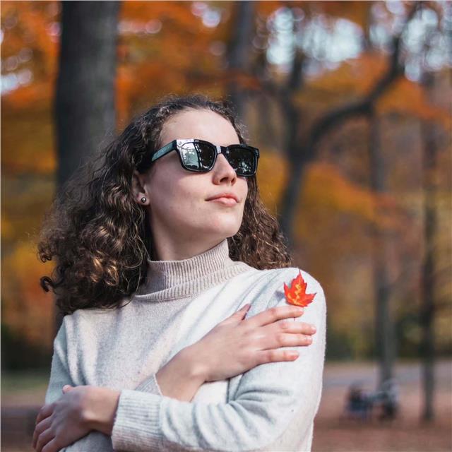 🍂 L’automne en style avec @mathildemonbrison 🍂
Que ce soit sur la vague ou en pleine nature, Mathilde reste fidèle à son look avec les lunettes Kinfolk. Fabriquées en Grilamid Green, un matériau à la fois léger, résistant et écologique, ces lunettes incarnent parfaitement l’esprit de Mundaka Optic : performance et durabilité. 🌊✨

📸 @tom_heo

👉 Verres polarisés pour une vision optimale.
👉 Monture en Grilamid Green, respectueuse de l’environnement.

#mundakaoptic #sustainablefashion #kinfolk #ecofriendlystyle #naturelovers #fallfashion